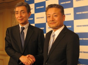 東洋ゴム信木明代表取締役会長（左）と山本卓司代表取締役社長