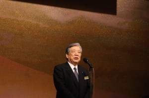 乾杯の音頭を取る西河会長