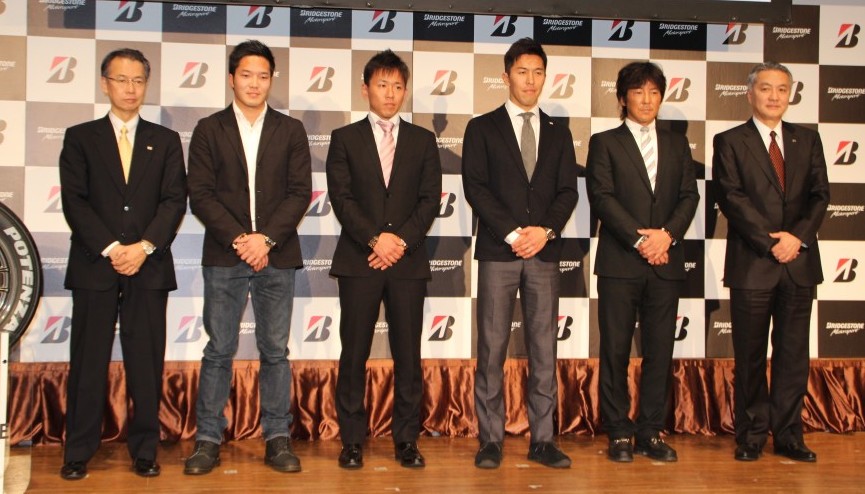 石橋専務（右端）、比留間常務（左端）との撮影に応じる（左から）久保・中須賀・伊藤・影山の各選手