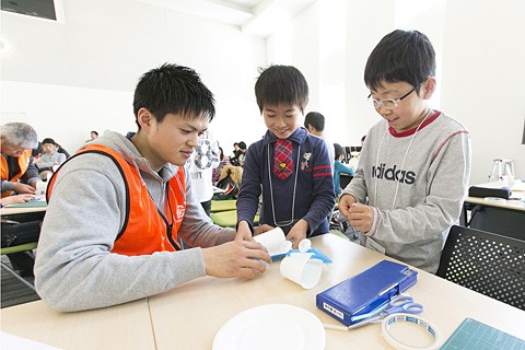 ものづくり教室の様子（空気の力で進む車の作成）