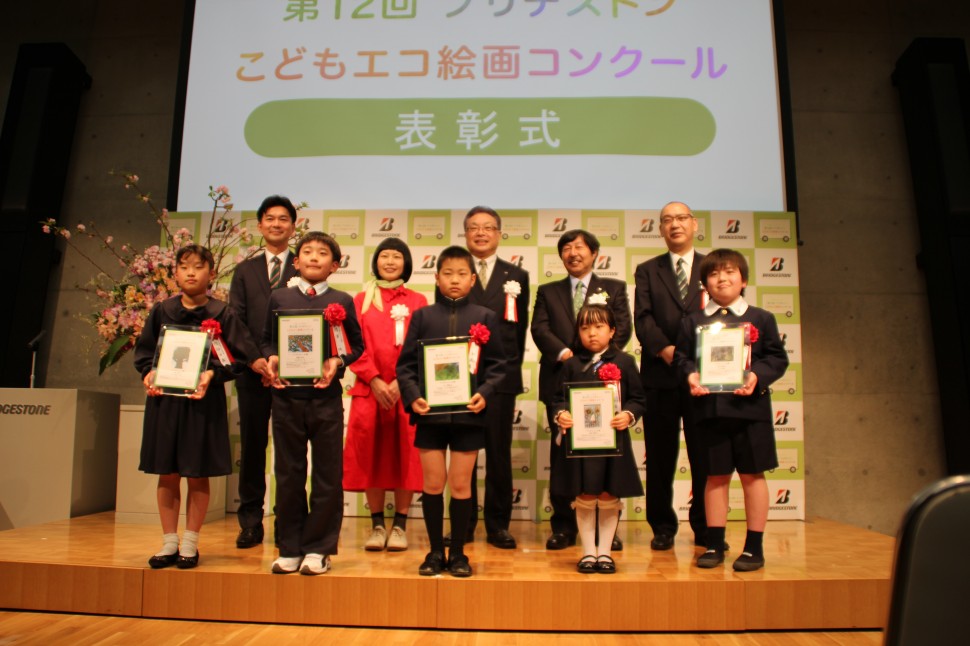 コンクール受賞者たちと津谷CEO