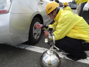 基山ＰＡでの点検・空気補充の状況