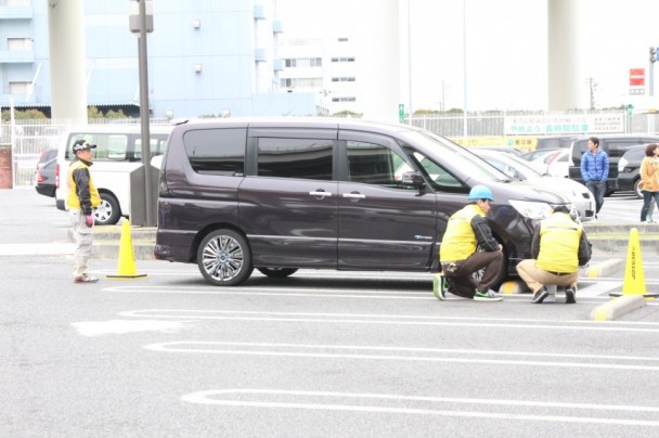 コーンを置き周辺を確認するなど安全に配慮した