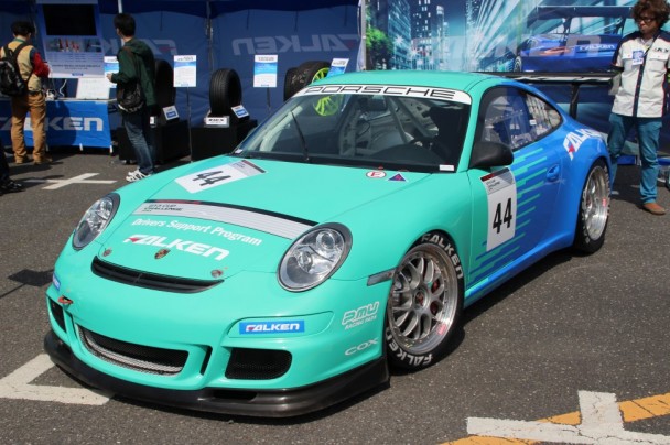 ポルシェ ＧＴ３　カップチャレンジ ジャパンに参戦中のＦＡＬＫＥＮ　ＰＯＲＳＣＨＥを展示