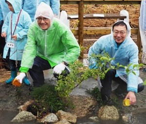 メダカとホタルを放流する豊田合成社長の荒島氏（左）と村上あま市市長（右）