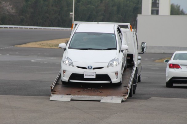 トラック荷台からニュートラル状態でブレーキを離して、転がり距離を測定した