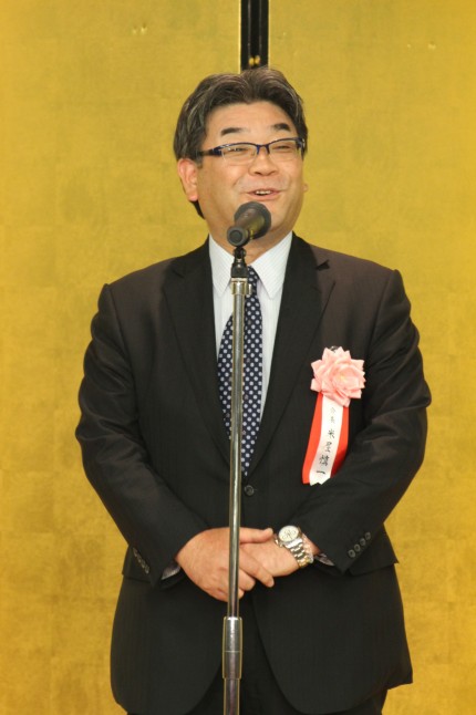 あいさつする米屋慎一会長