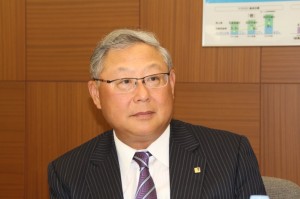 増収増益の概要を解説する新田社長