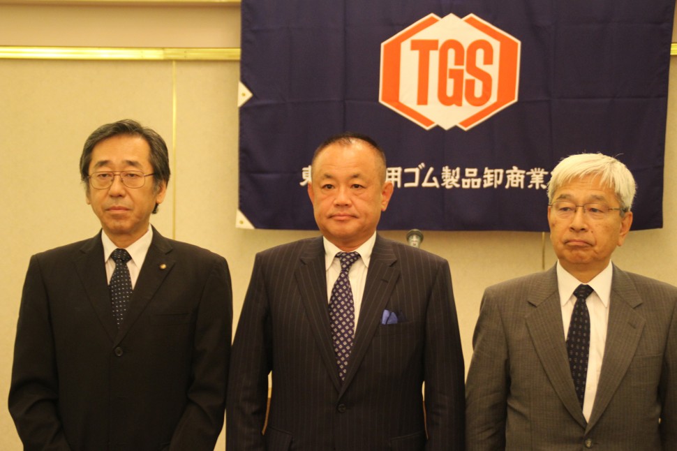 山上新理事長（中央）、小杉新副理事長（右）、永田新副理事長で新体制に
