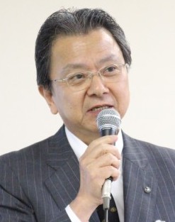 16年3月期の計画を説明する伊藤社長