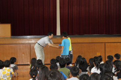 カワバタモロコの入った水槽を小学生へ贈呈