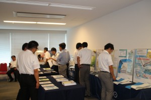 参加者で賑わう新製品の展示会場