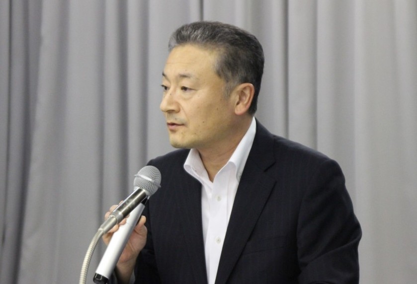 会見で説明する山本卓司社長