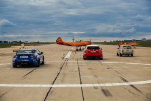 飛行機とドリフトカー・レーシングカーのコラボレーションショーの様子