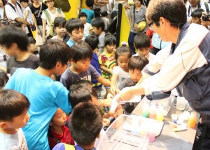 バンドー神戸青少年科学館で実験ショーに関心を持つ子どもたち