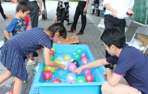 納涼祭で楽しむ子どもたち