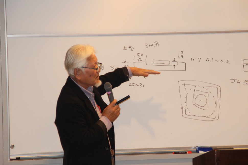金型構造について述べる大坪氏
