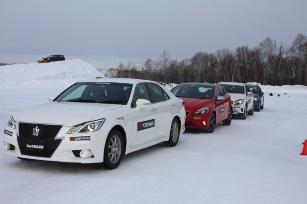 タイプの違う車で雪上周回路を走行した