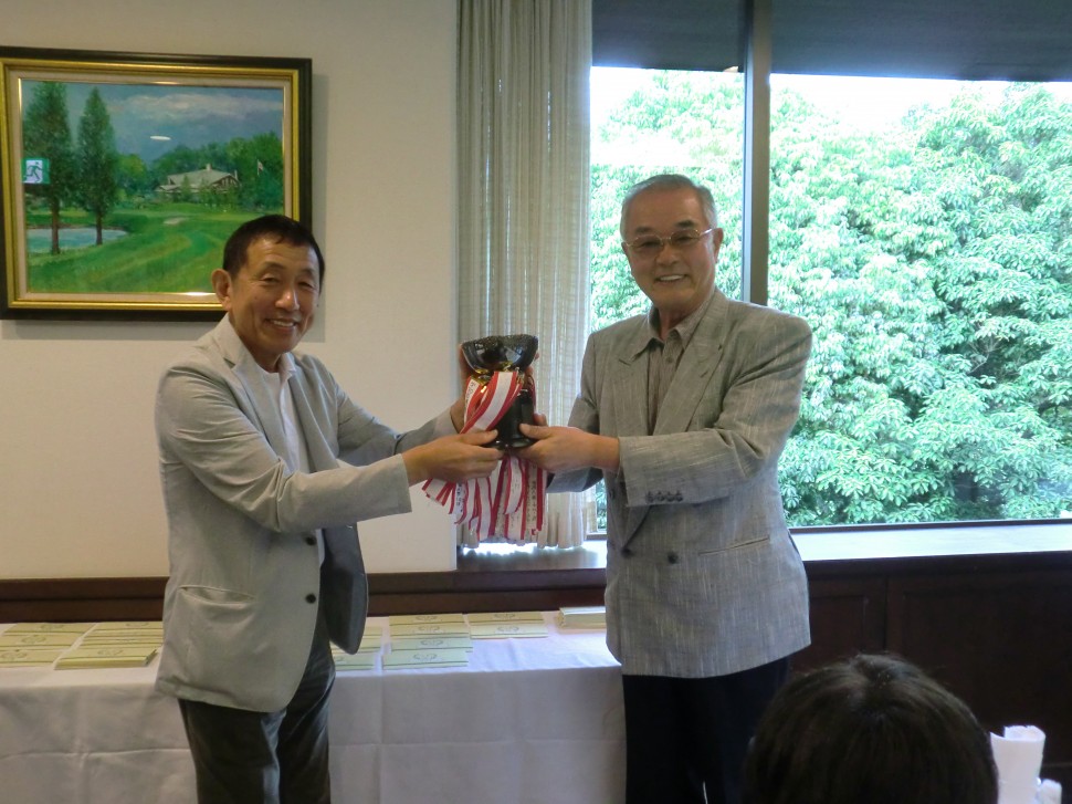 右・優勝の鈴木会長、左・優勝カップを授与するヤマウチ会長