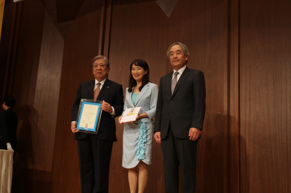 三ツ星ベルト西河紀男会長（左）、日本ユニセフ協会アグネス・チャン大使（中）、同早水研専務理事