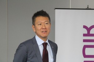 生産能力増強について述べる金井社長