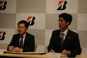 記者発表する左・水野達也ホース事業企画部長、右・小坂信広ホース開発部部長