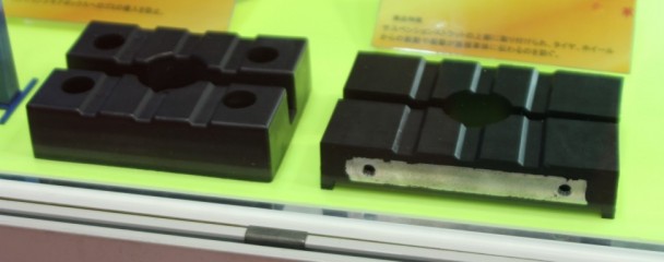 整備工場などで車体を持ち上げるリフト用のゴムパッド