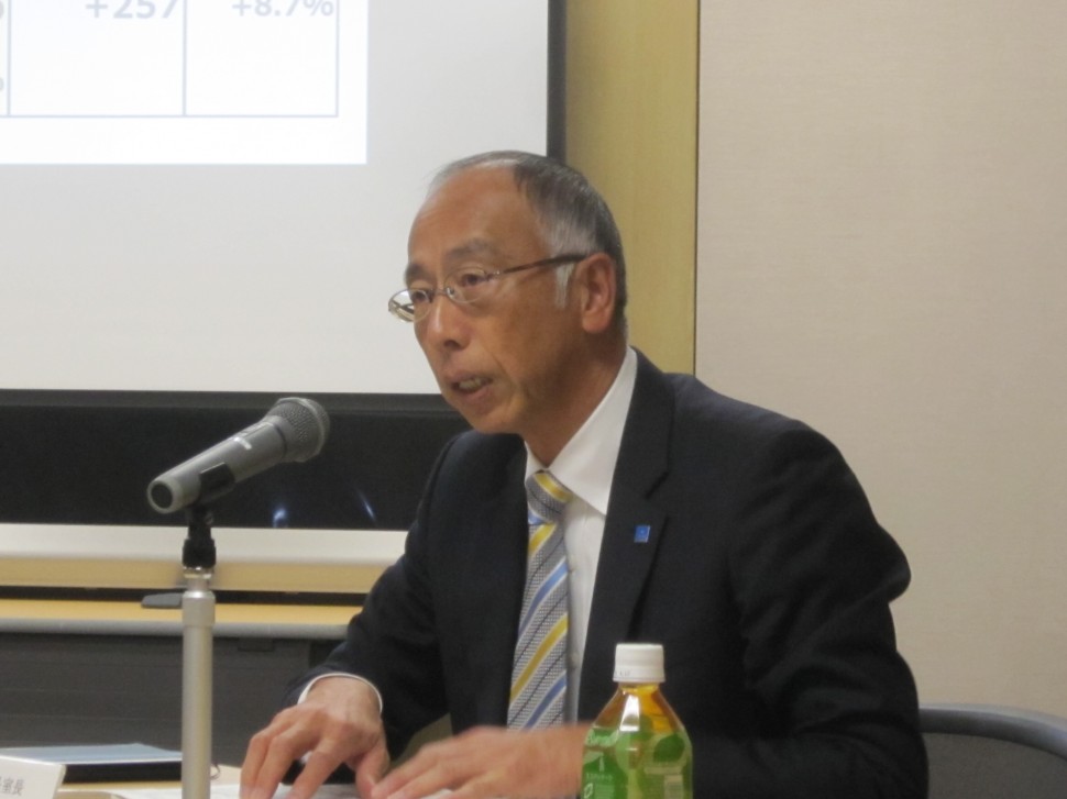 決算内容を説明する池田浩執行役員社長室長