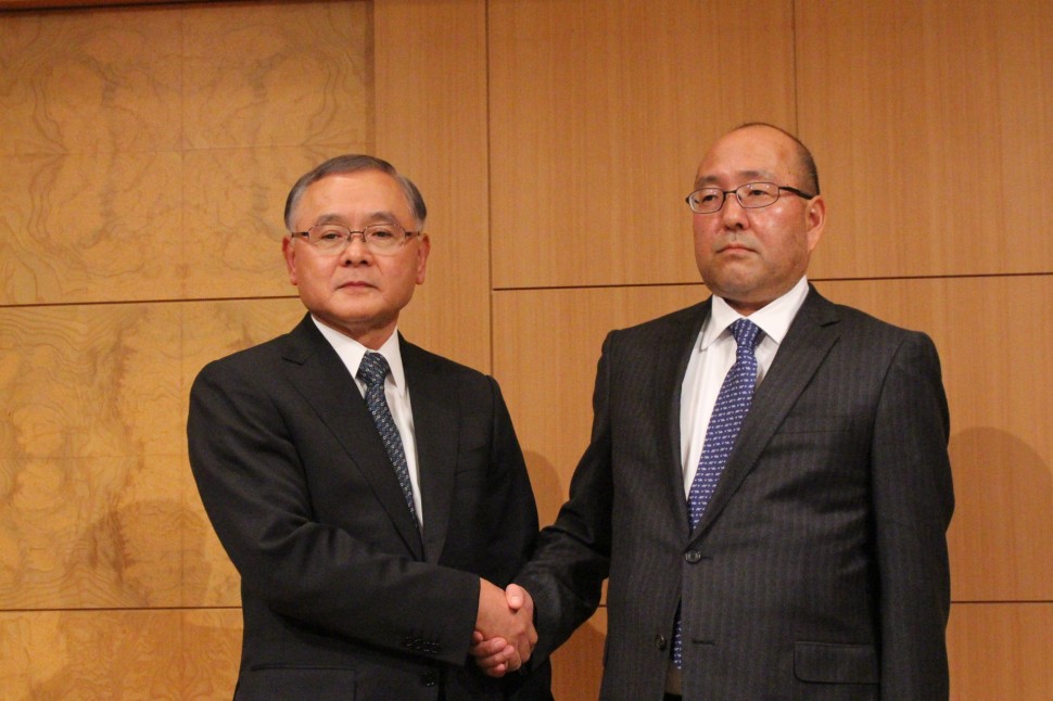記者会見をする駒口新会長（左）と清水新社長