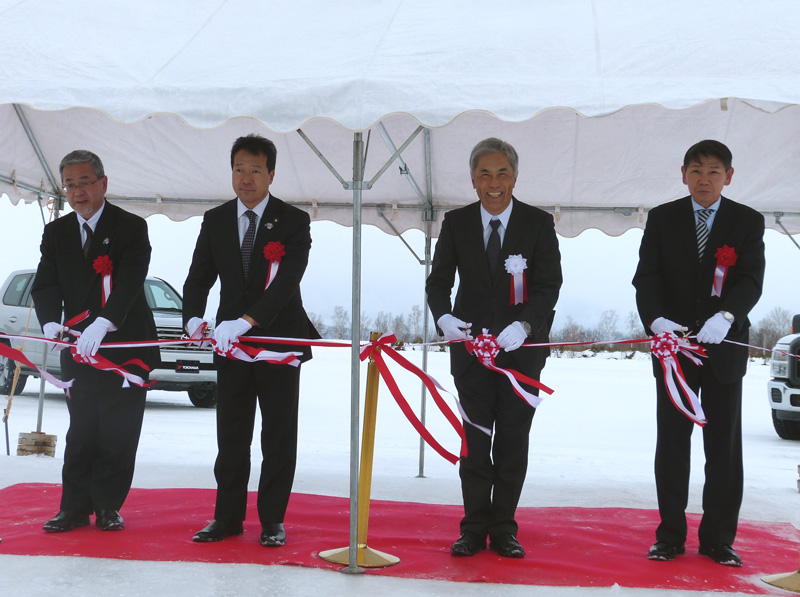 テープカットする野地横浜ゴム社長（右から2人目）と西川旭川市長（同3人目）