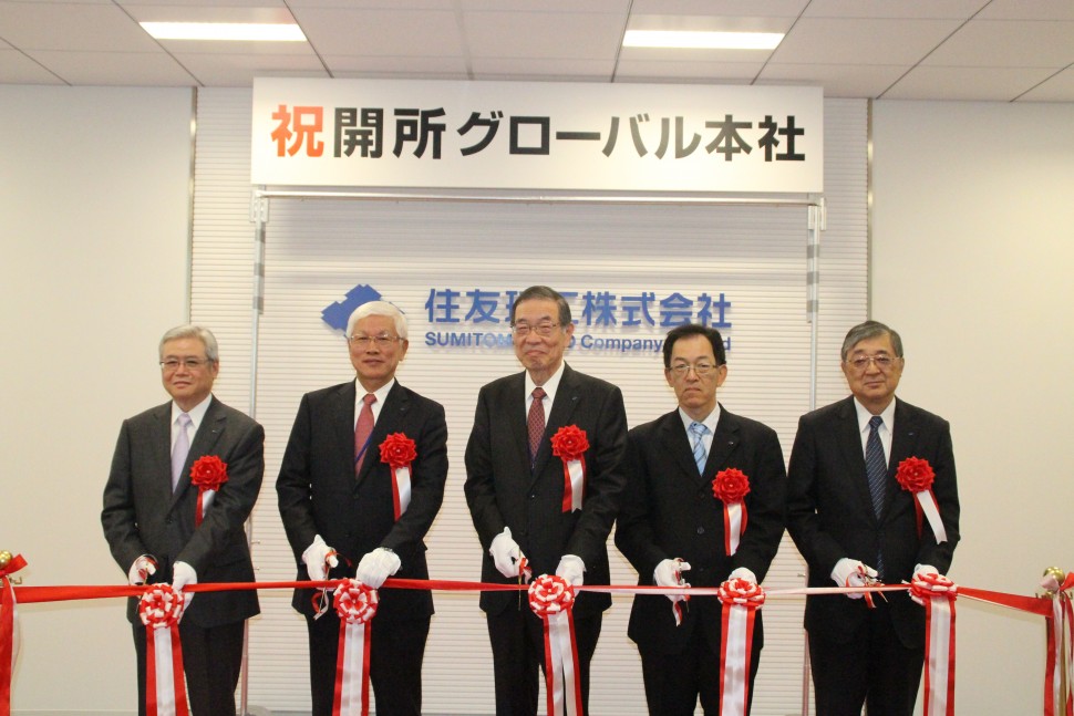 グローバル本社の開所式でテープカットする西村会長（中央）と松井社長（左）ら