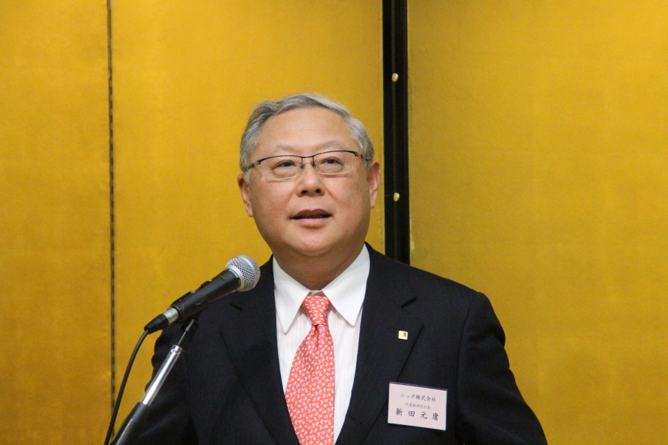 中計達成に向けて意気込みを述べる新田社長