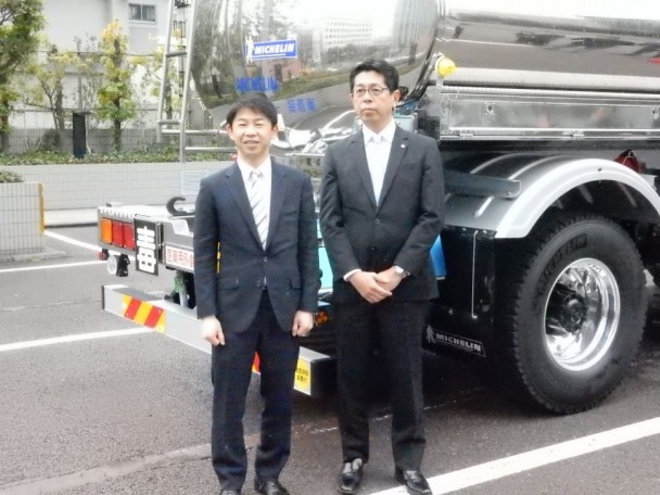 装着車両の前で、品川倉庫運輸若林権太郎社長とミシュラン高橋敬明執行役員