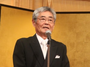 あいさつする佐藤社長