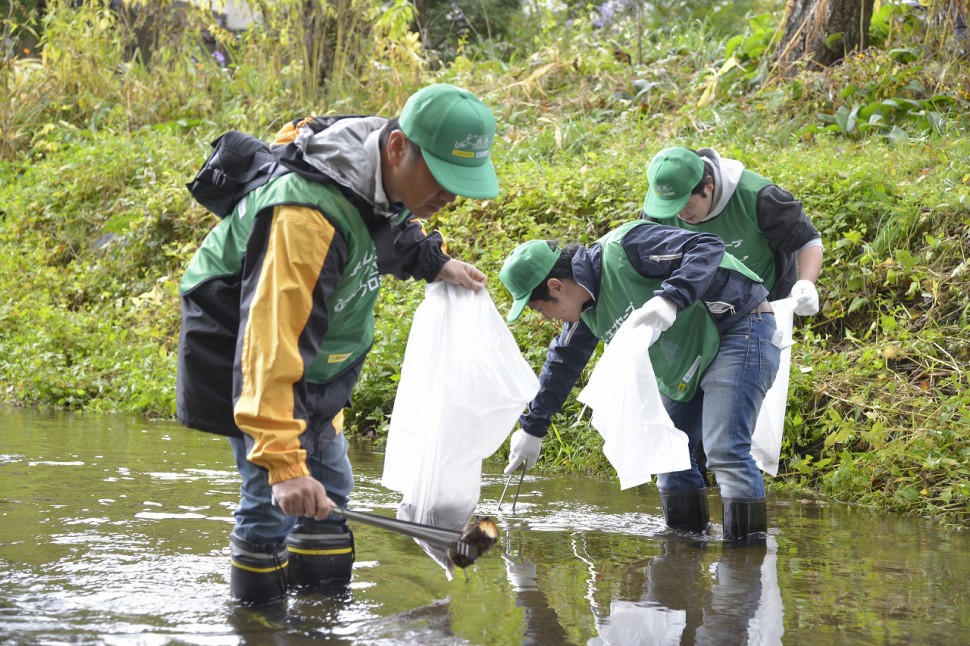 忍野八海での清掃活動(山梨県)