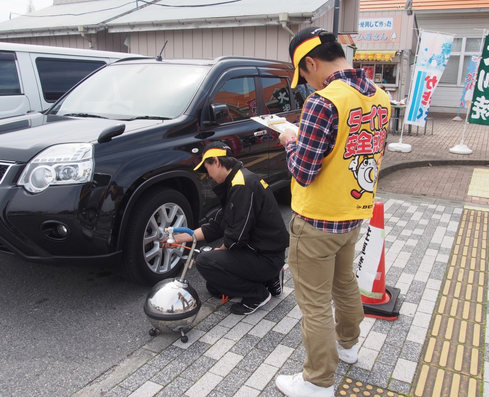 タイヤ点検活動の様子