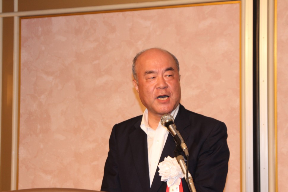 あいさつする池田育嗣会長