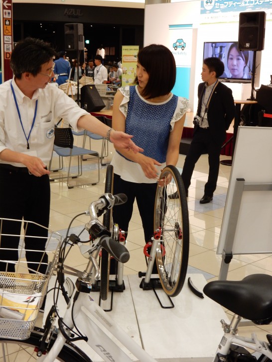 適正空気圧の自転車用タイヤと空気が漏れているタイヤを比較するコーナーも設置された