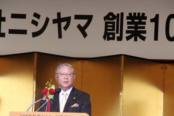 祝辞を述べる新田社長