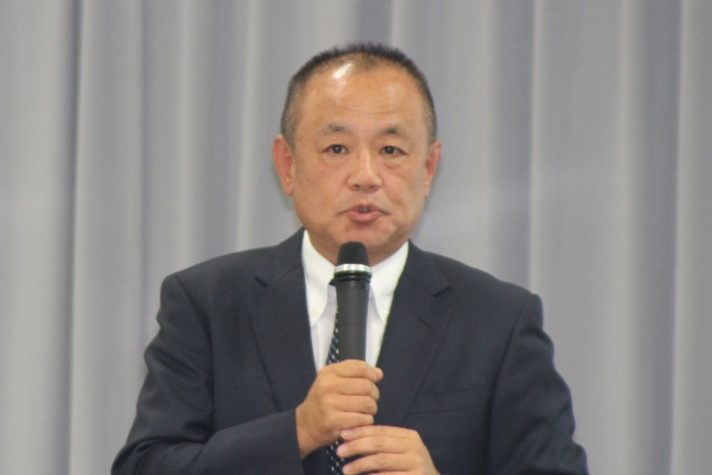 あいさつする山上理事長