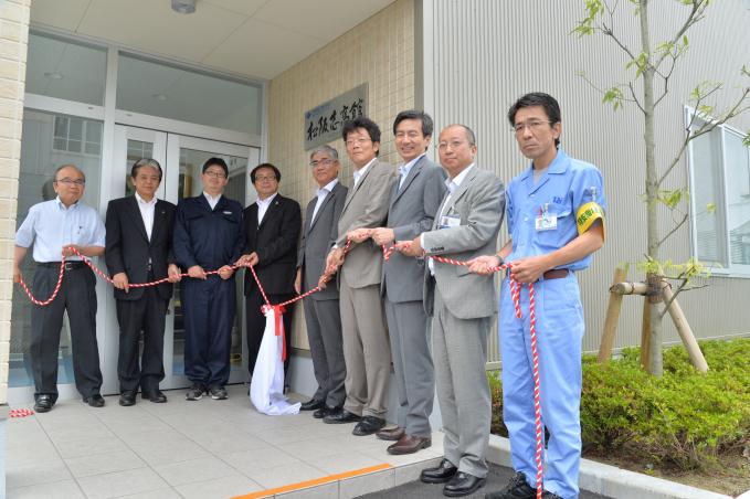 除幕式に臨む出席者