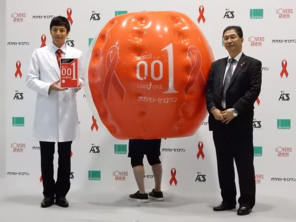 登壇した池田佳司常務取締役とLOVERS研究所所長のチュートリアル徳井氏