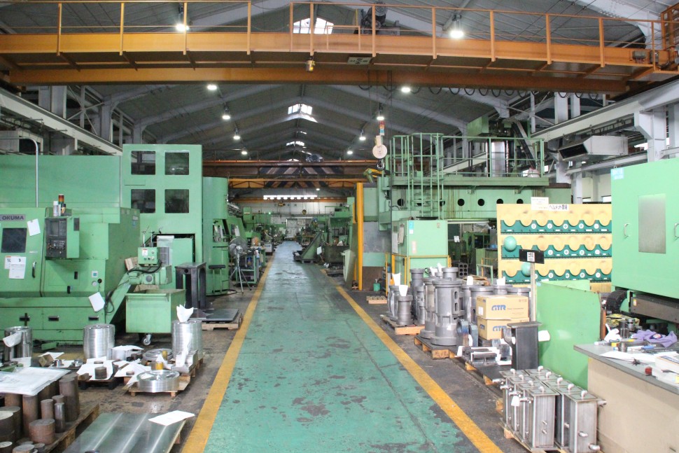 工場内では、組み立てと部品加工で機械が作られている