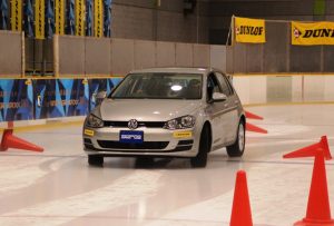 「スラローム体感」ゾーンを走行する02装着車