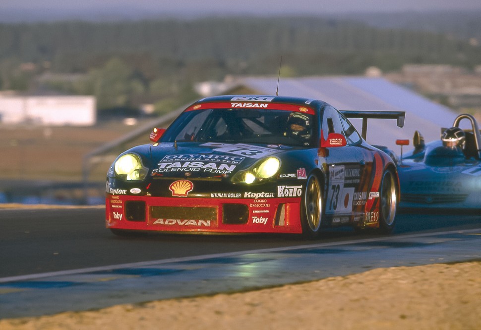 2000年にGTクラス優勝を果たした チームタイサンアドバンのポルシェ911GT3R