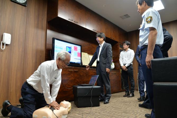 しんのすけくんを使った訓練を体験する永松市長