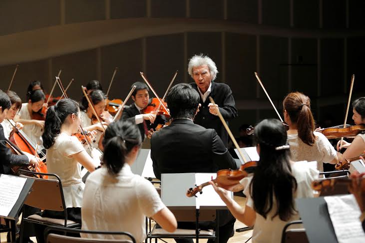 若手音楽家の演奏で指揮を執る小澤征爾氏