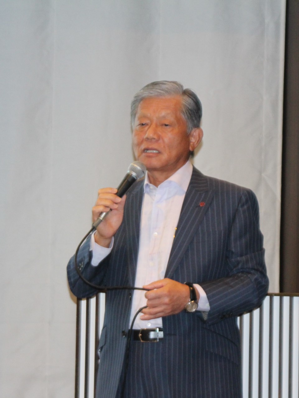 構造改革の進捗状況を説明する長坂社長