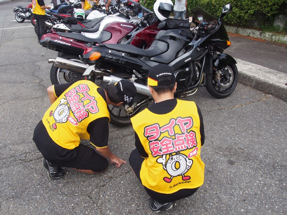 タイヤ点検活動の様子 (ターンパイク箱根 大観山駐車場（神奈川県 足柄下郡）