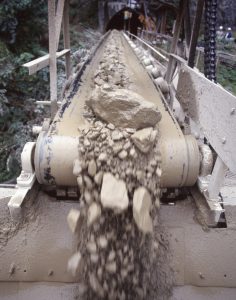 鉱山主体の海外は需要減の影響を受けている